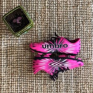 Umbro Girls Size 2.5 Soccer Cleats Like New